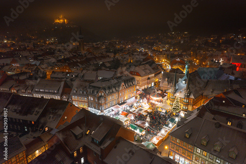 Wernigerode Weihnachtsmarkt mit Schloss und Rathaus