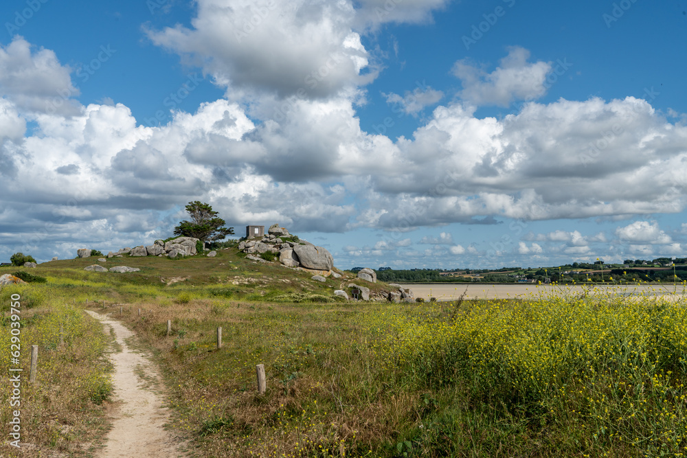 Dolmen von Guinirvit an der Baie von Kernic, Plouescat, Bretagne Dolmen von Guinirvit an der Baie von Kernic, Plouescat, Bretagne