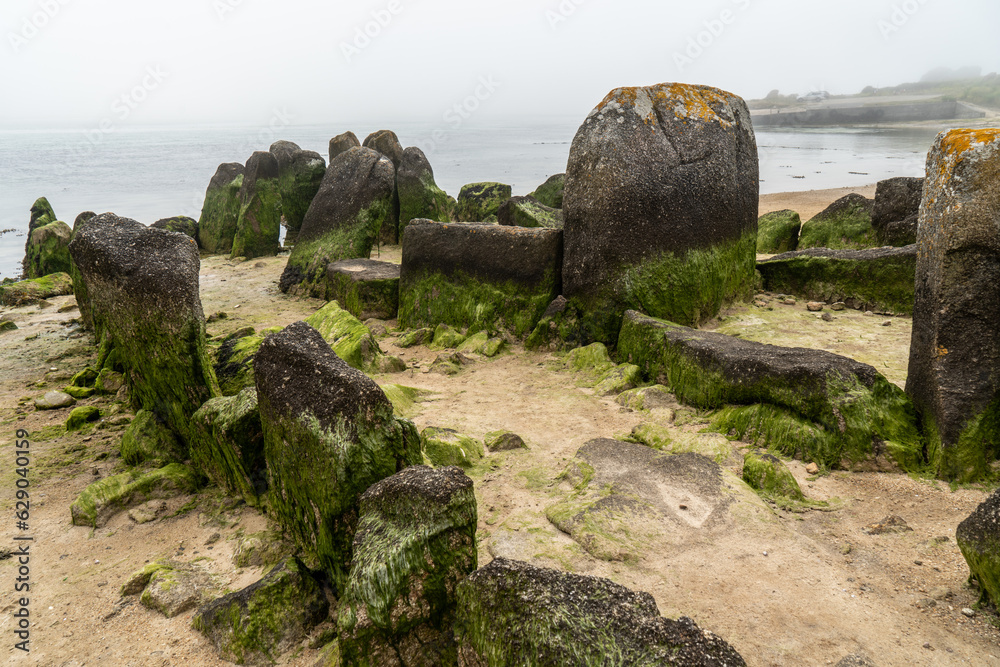 Dolmen von Guinirvit an der Baie von Kernic, Plouescat, Bretagne Dolmen von Guinirvit an der Baie von Kernic, Plouescat, Bretagne