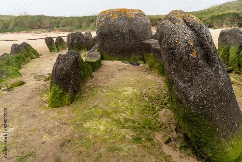 Dolmen von Guinirvit an der Baie von Kernic, Plouescat, Bretagne photo
