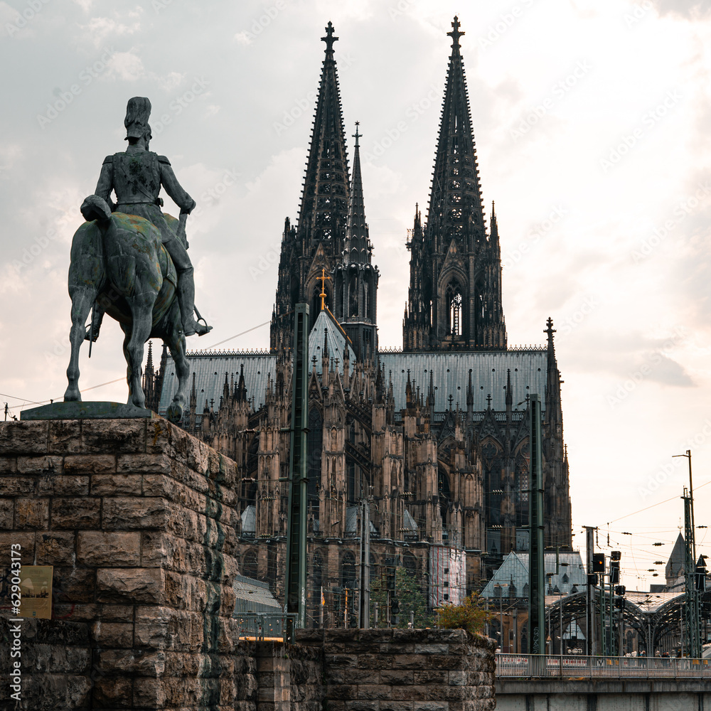 Fototapeta premium statue on Hohenzollern Bridge