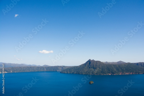 青い湖面の湖　摩周湖  © kinpouge