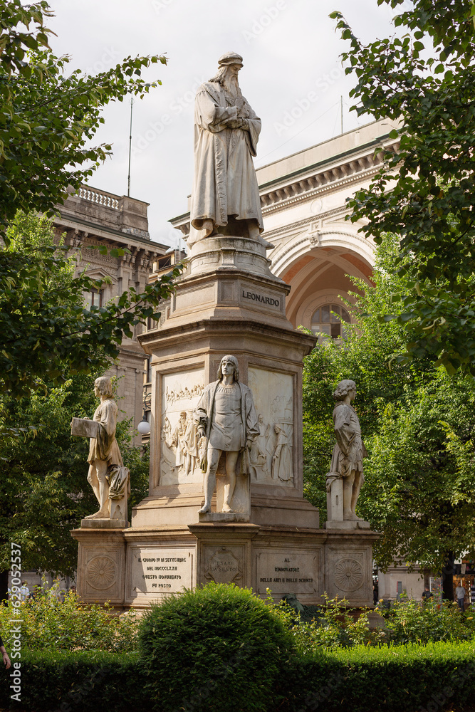 Fototapeta premium Monument to Leonardo da Vinci