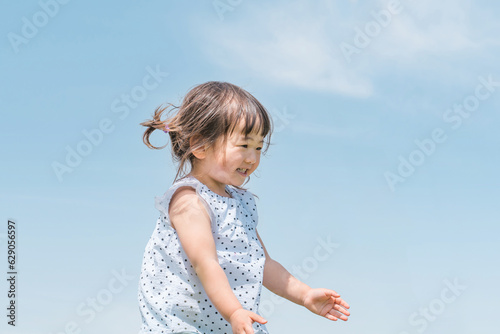 Obraz na płótnie 公園で遊ぶ・走る笑顔の子供 
