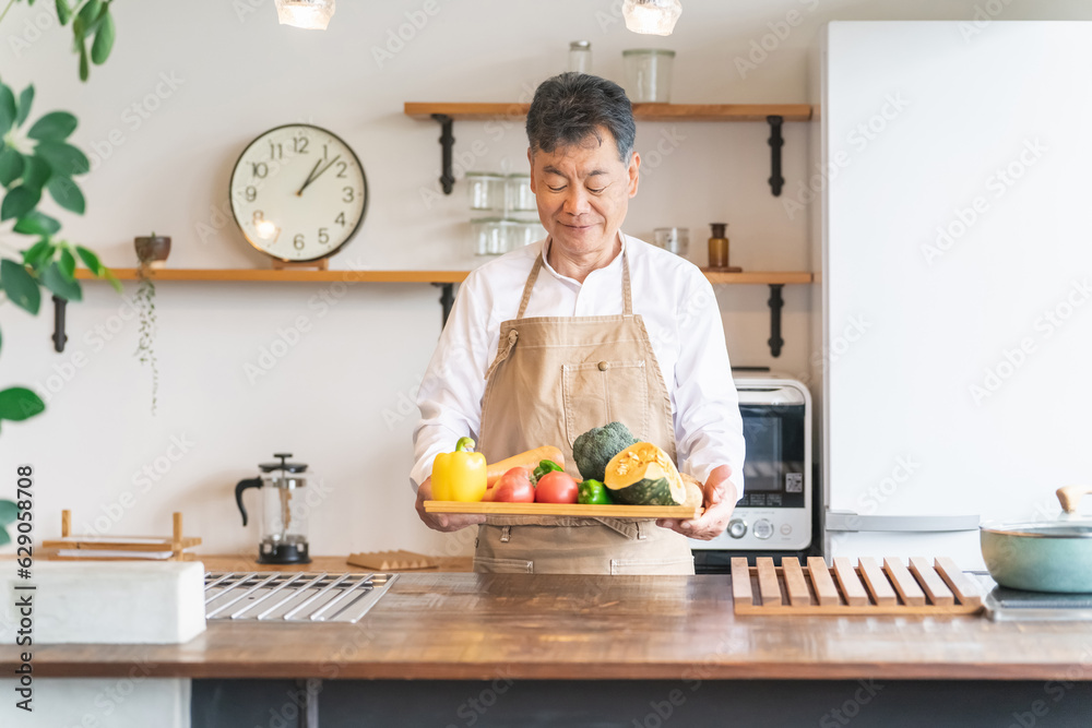 家のキッチンで野菜を使って料理するアジア人中高年・高齢者男性
家のキッチンで野菜を使って料理するアジア人中高年・高齢者男性
