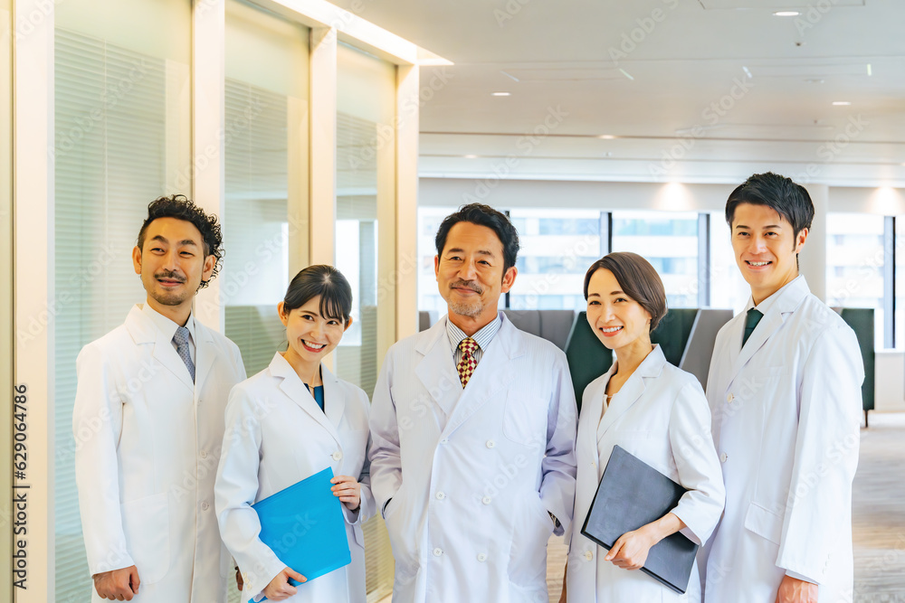笑顔で並ぶ白衣のグループ 医師 病院 科学者 笑顔で並ぶ白衣のグループ 医師 病院 科学者