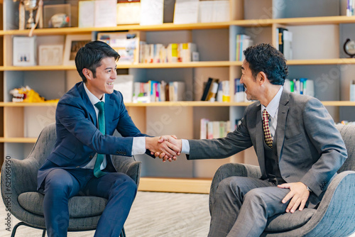 Fotografie ロビーで握手するエグゼクティブ男性