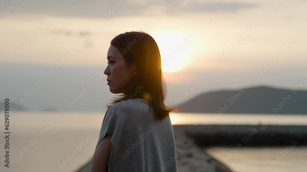 夕暮れの海にいる女性 夕暮れの海にいる女性