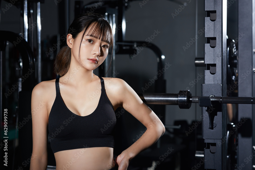 ジムでトレーニングをする若いアジアの女性 ジムでトレーニングをする若いアジアの女性