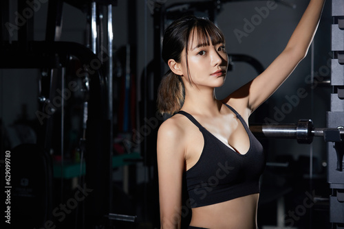 ジムでトレーニングをする若いアジアの女性