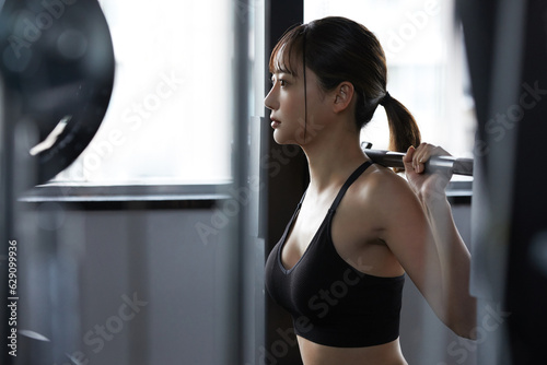 ジムでトレーニングをする若いアジアの女性