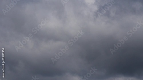 Wolkenfetzen jagen vorbei / Starkregen und Gewitter kündigen sich an / Timelaps