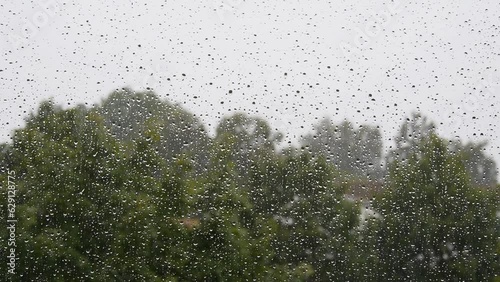 Starkregen prasselt gegen die Fensterscheibe / Unwetter,  Sturm