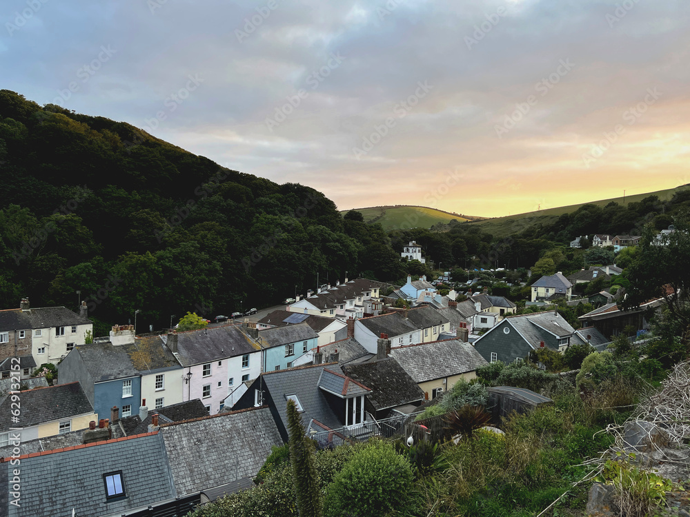 Sonnenuntergang über den Hügeln bei Cawsand in Cornwall 