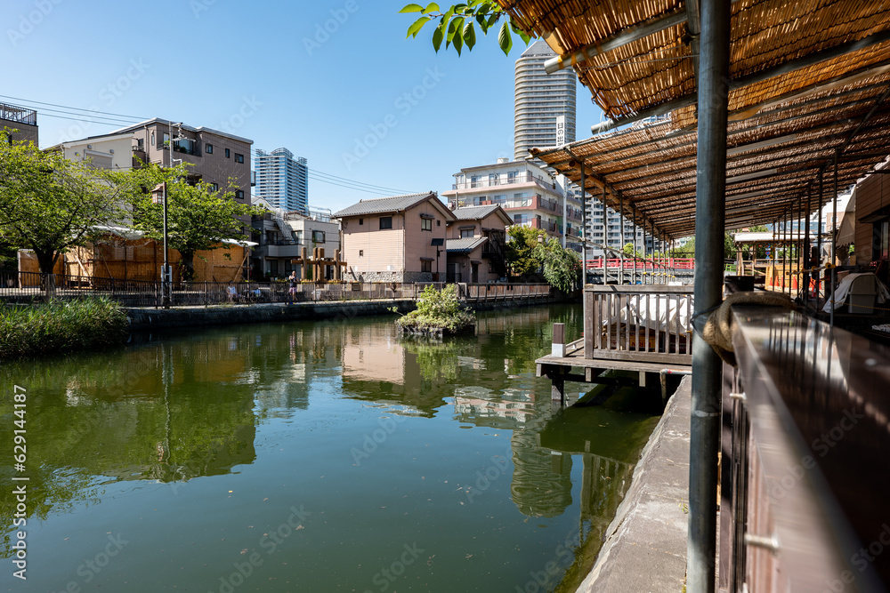 夏の東京都中央区佃島の風景　佃船溜と佃小橋