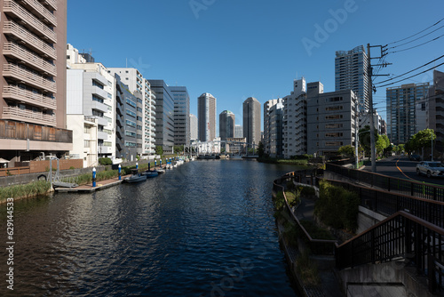 運河と高層マンションのある東京の風景