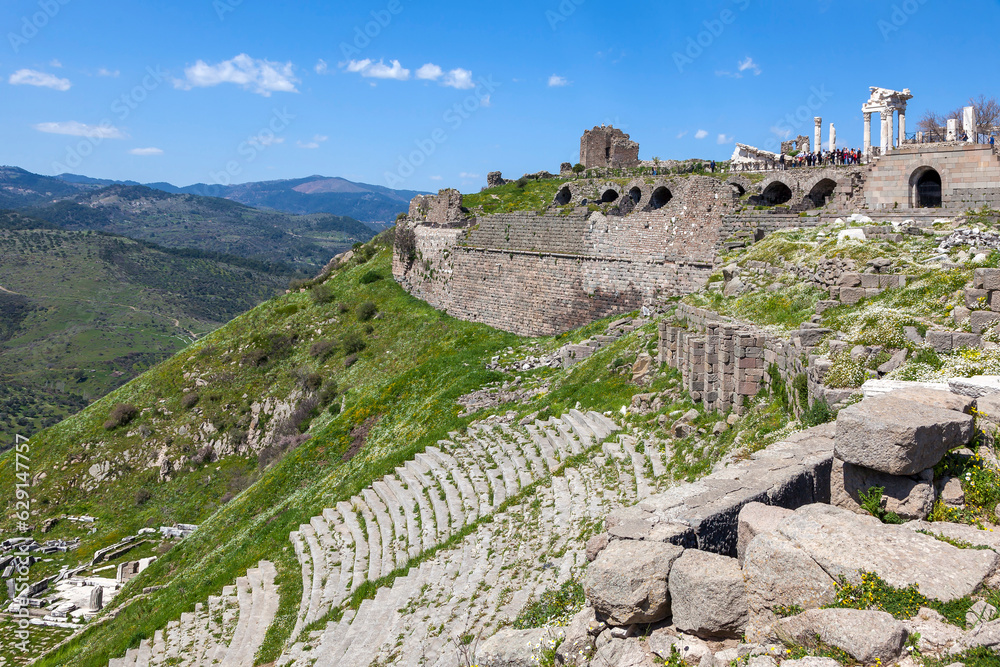 Theater und Trajaneum, antike Stadt Pergamon, Bergama, Türkei