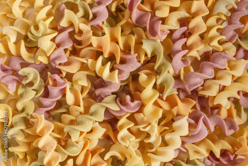 Włoski makaron Fusilli kolorowy rozsypany