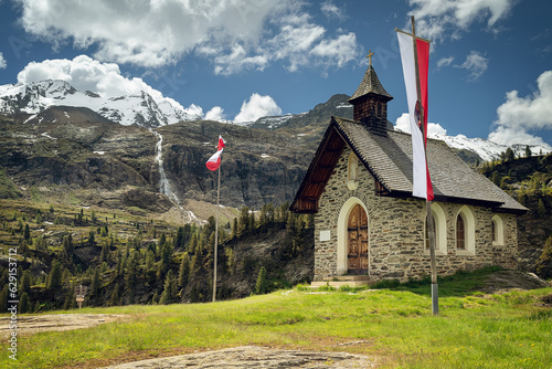 Badhaus an der Zufallhütte im Martelltal mit Blick auf den Konzentschatter Wasserfall