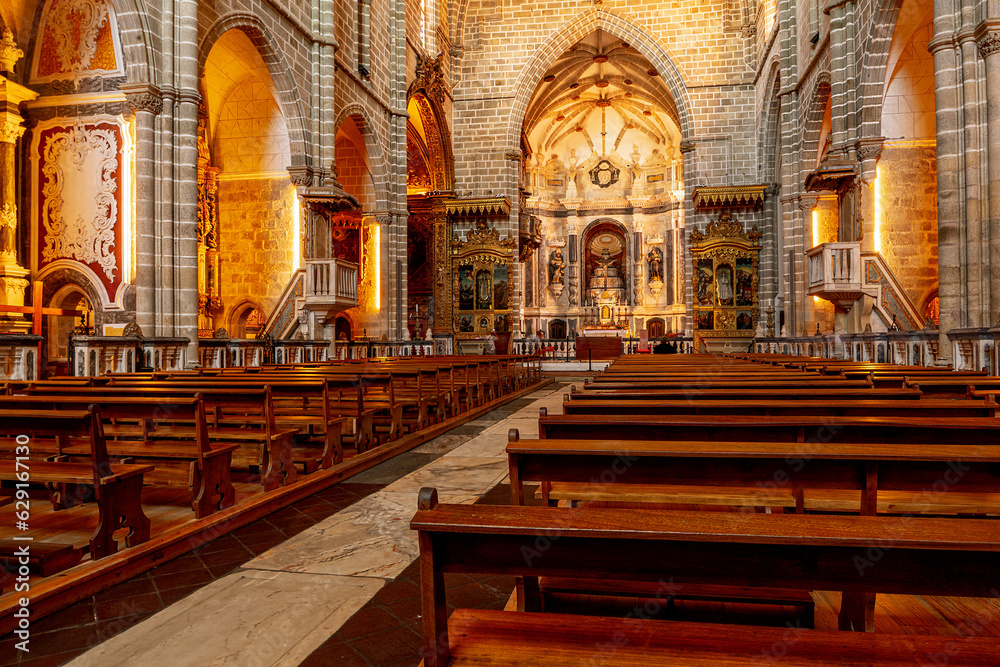 Kościół św. Franciszka znajdujący się w mieście Evora, w Portugalii.  - obrazy, fototapety, plakaty 