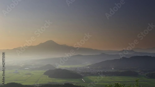 夏の鳥取県にある伯耆大山の日の出と田園風景_チルト
