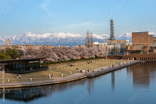 桜が満開の富山市の富岩運河環水公園と立山連峰（夕景）