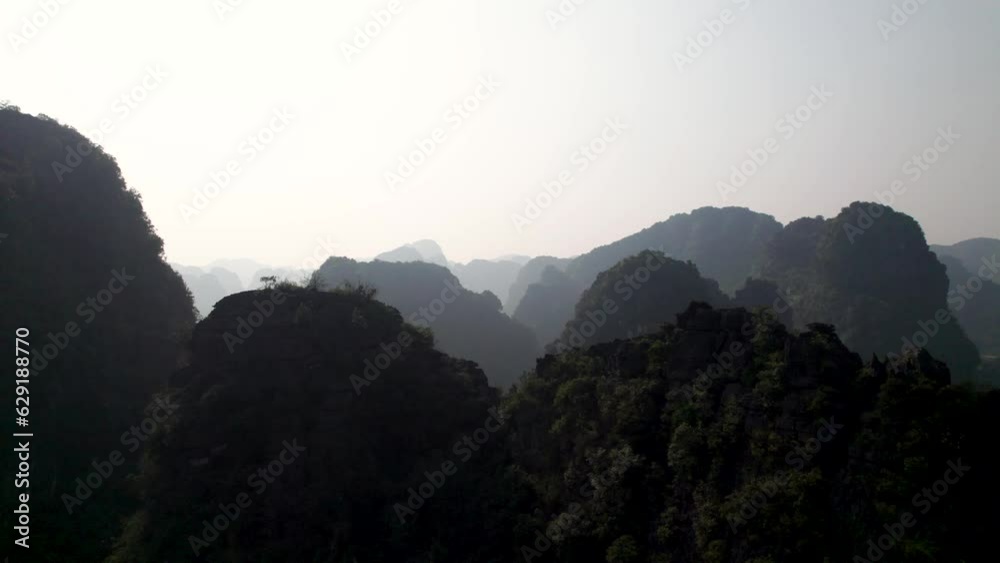 Prise de vue aérienne des montagnes karstiques de Ninh Binh au Vietnam en Asie du Sud-Est - Paysage naturel spectaculaire et destination de voyage populaire.