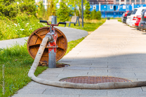 Fotografija old water pump for water intake in the city