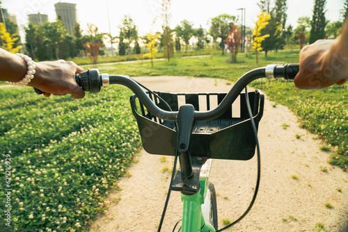 Obraz na płótnie POV bicycle: tourist in park