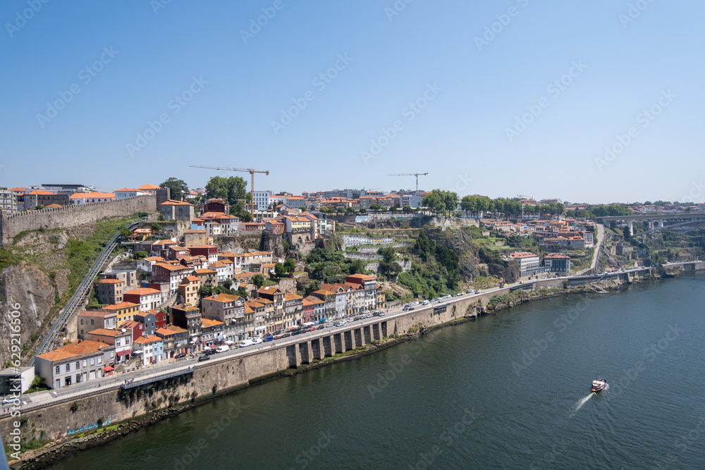 Descubriendo la magia de Oporto: Rincones secretos y vistas panorámicas que enamoran.