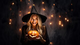 Schöne Frau als Hexe zu Halloween mit Hut und Kürbis in der Hand lacht, ai generativ