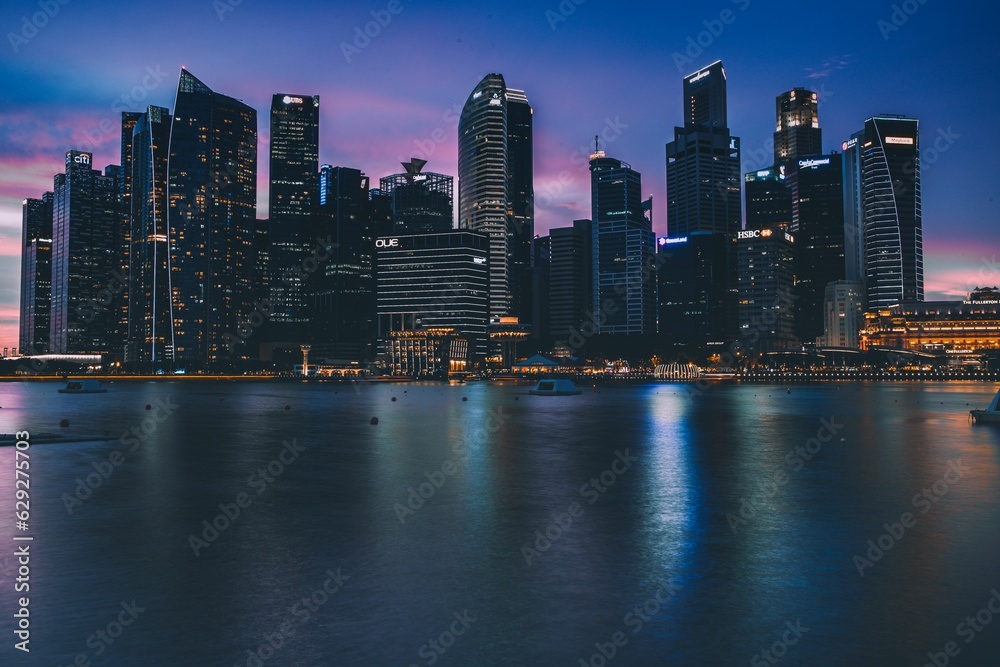 Obraz premium Aerial view of a nighttime view of the Singapore skyline, illuminated by city lights