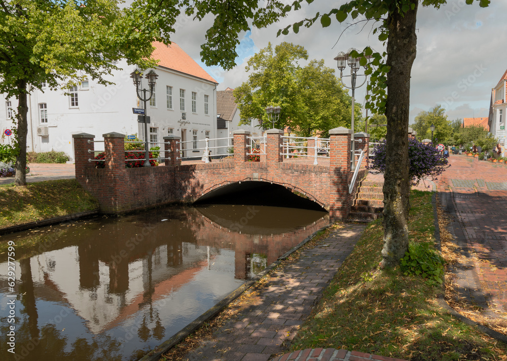 Hauptkanal in Papenburg mit Brücke . Ein bisschen Venedig in Deutschland