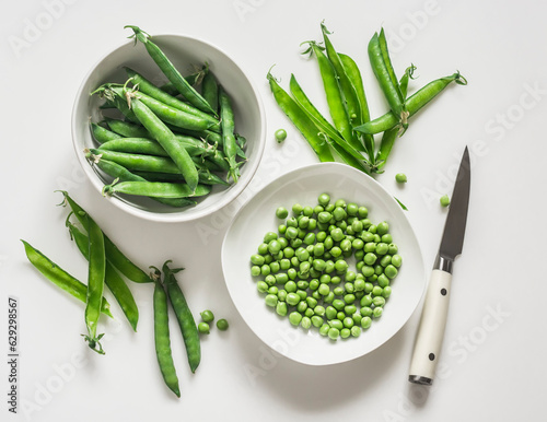 Foto Young fresh green peas on a white background, top view