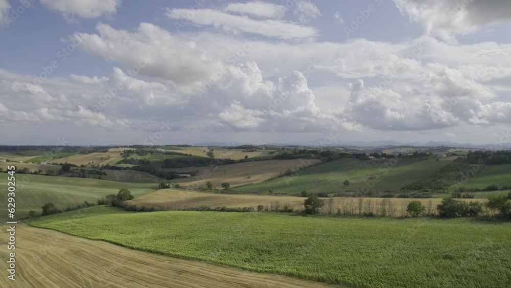 paesaggio di campagna con nuvole e fattorie, ripresa con drone in risoluzione 4k paesaggio di campagna con nuvole e fattorie, ripresa con drone in risoluzione 4k