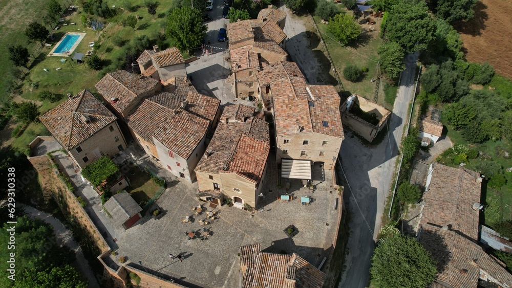 Fototapeta premium paese castello, con campi e strade, fotografato dall'alto con drone