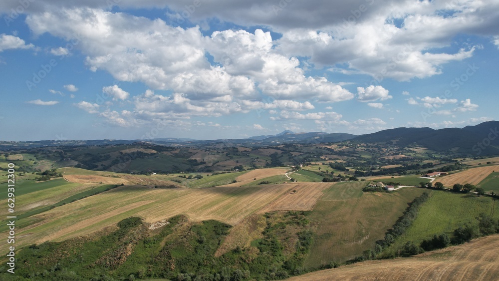 Naklejka premium paesaggio di campagna con nuvole, vista bellissima, fotografato dall'alto con drone