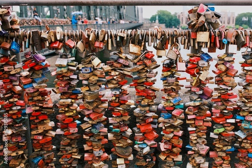 Liebesschlösser an einer Brücke in Köln Deutschland © Karsten