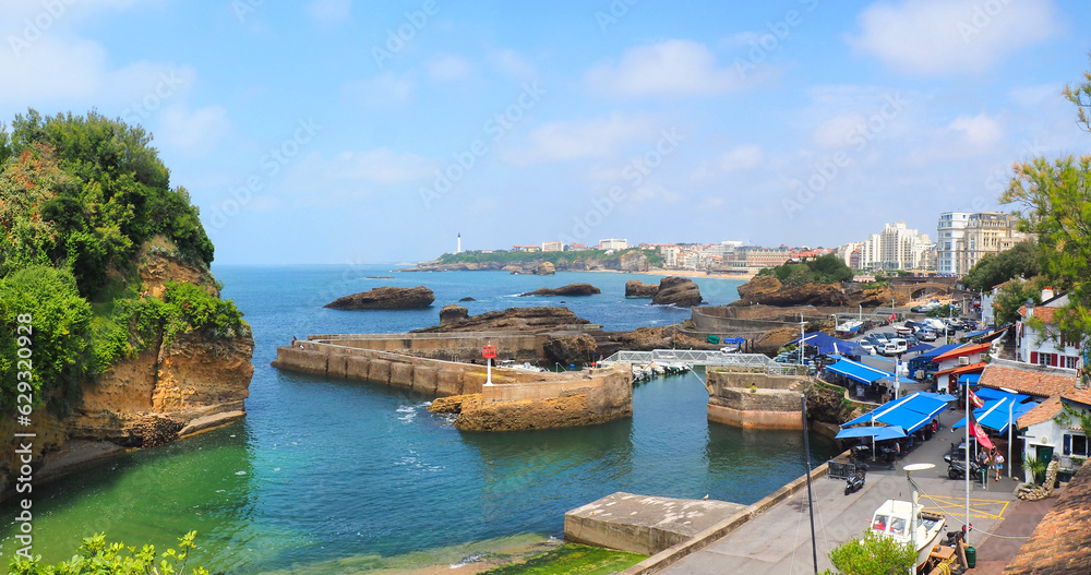 The fishermen's port of Biarritz is located on the seafront promenade: this very small place has kept its charm of yesteryear, with its fishermen's houses (called 