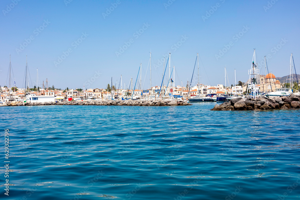 Grecja, niebieskie morze, żaglówki, zabytkowe miasteczka i romantyczne uliczki. Piękne wakacyjne widoki. Wakacje na greckich wyspach. - obrazy, fototapety, plakaty 