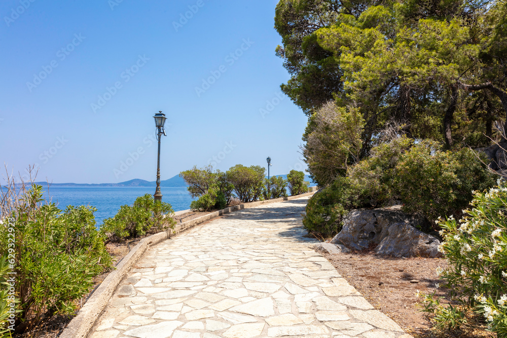 Grecja, niebieskie morze, żaglówki, zabytkowe miasteczka i romantyczne uliczki. Piękne wakacyjne widoki. Wakacje na greckich wyspach. - obrazy, fototapety, plakaty 