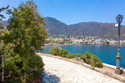 Grecja, niebieskie morze, żaglówki, zabytkowe miasteczka i romantyczne uliczki. Piękne wakacyjne widoki. Wakacje na greckich wyspach. © hunter76