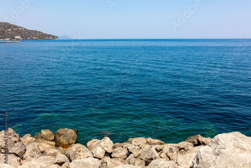 Grecja, niebieskie morze, żaglówki, zabytkowe miasteczka i romantyczne uliczki. Piękne wakacyjne widoki. Wakacje na greckich wyspach. photo