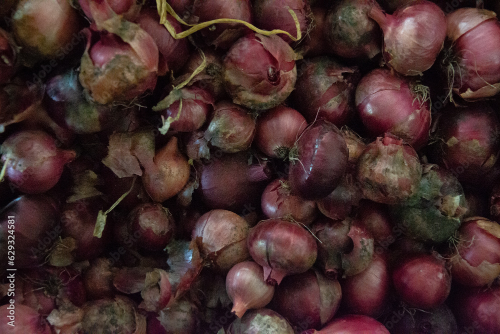 red onions on market stall