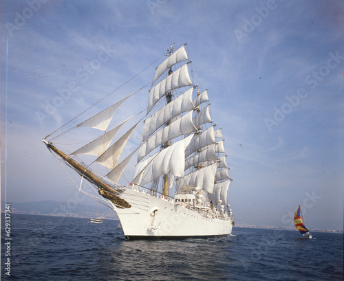 Foto View of the Argentine frigate ara Libertad, sailing with its sails in the Medite