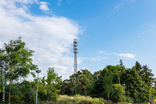Wieża transmisyjna na tle obszarów zielonych w zachodniej Polsce na tle błękitnego prawie bezchmurnego nieba