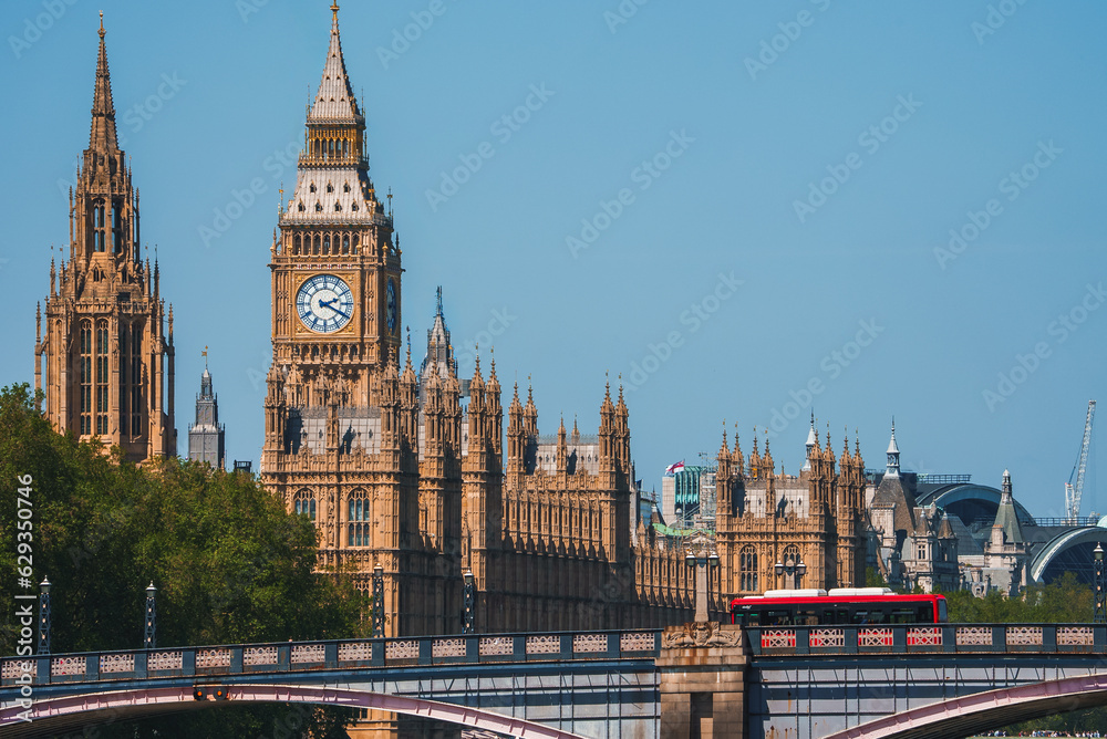 Obraz premium Big Ben, Westminster Bridge on River Thames in London, the UK. English symbol. Lovely puffy clouds, sunny day