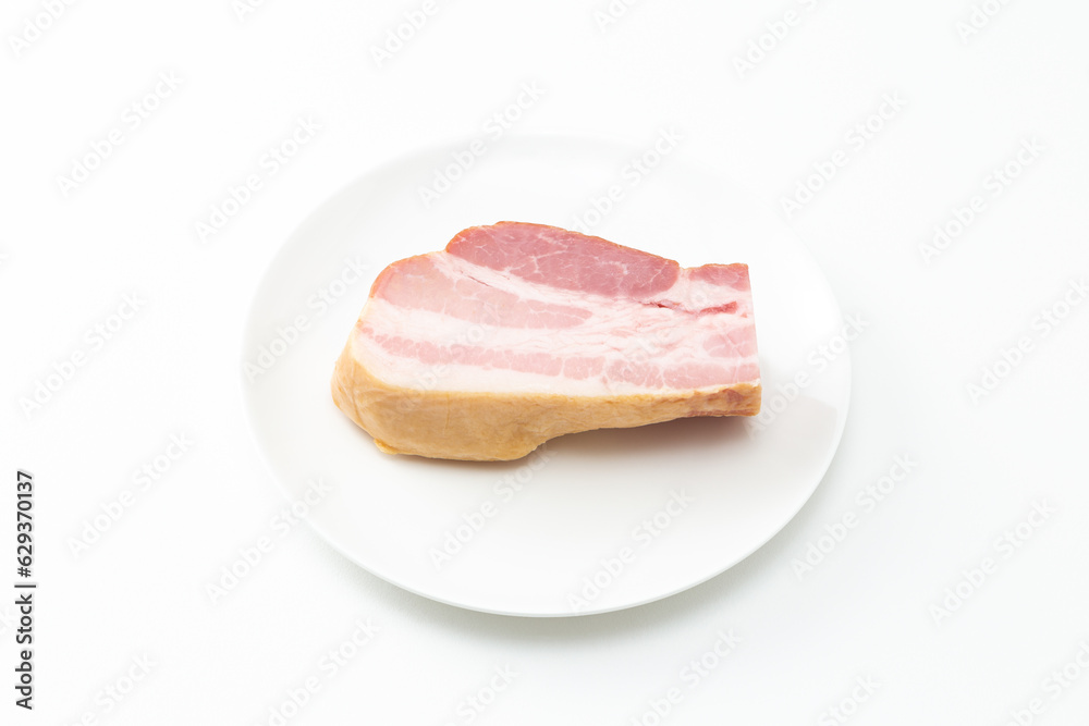 皿の上にブロックベーコン 