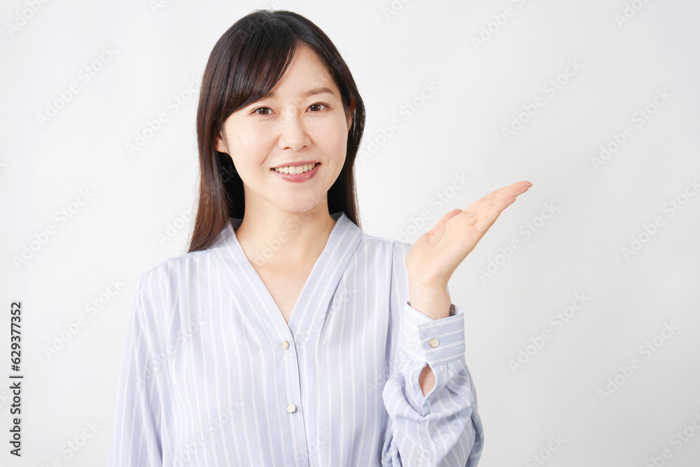 手のひらで右側を指すミドルエイジの女性 白背景 手のひらで右側を指すミドルエイジの女性 白背景