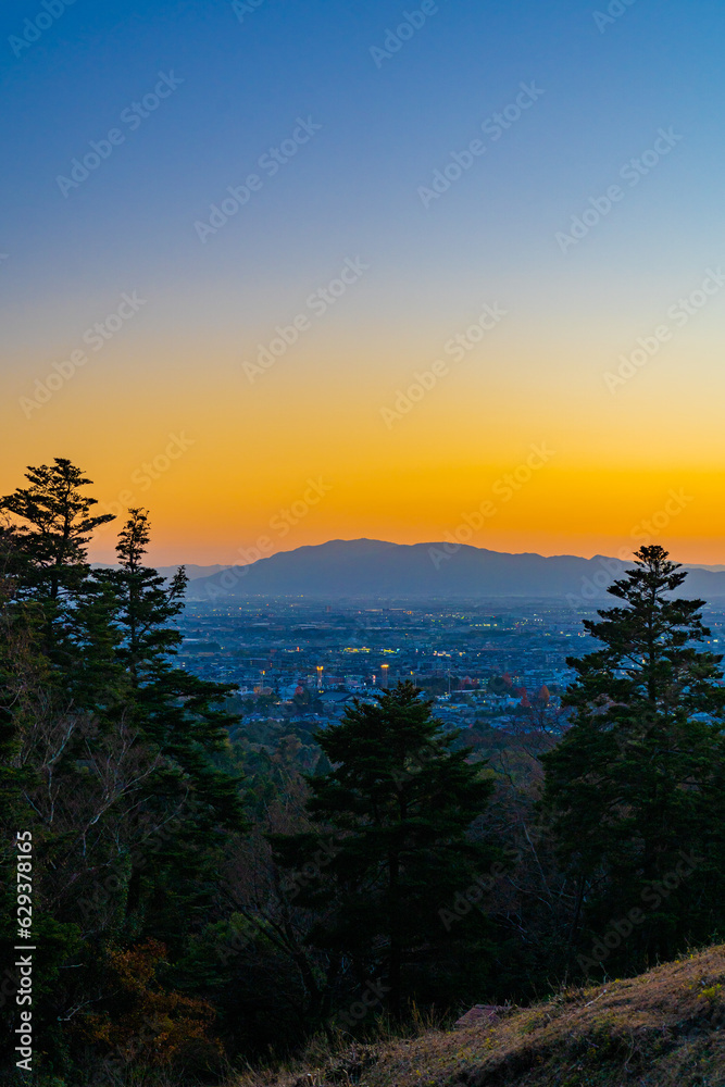 夕暮れ時の若草山